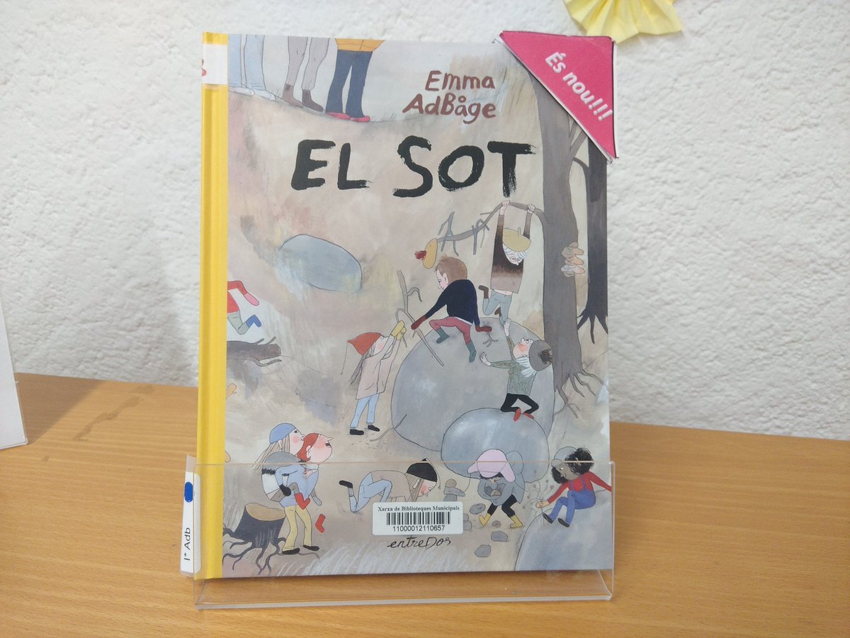 bibtiana's tweet photo. Avui volem #recomanar per els petits, El sot d'Emma Adbåge.
El sot és darrere el gimnàs. Algú en va treure un munt de terra i de pedres ja fa temps. Ara hi ha matolls i soques, i pots estra-hi jugant tota l'estona que vulguis i als jocs més divertits que t'inventis. https://t.co/mNmekmeJjw
