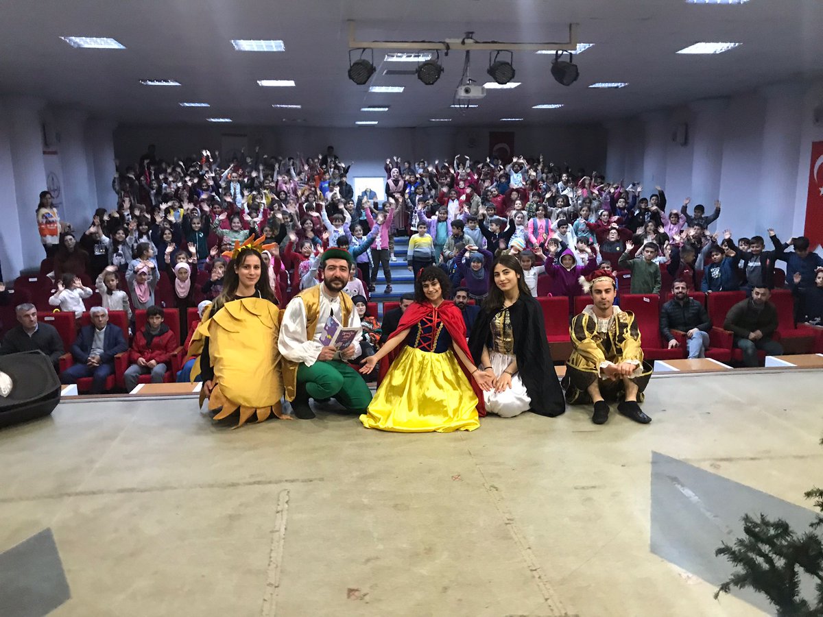 Batman_iktm's tweet photo. Batman Valiliği İl Kültür ve Turizm Müdürlüğü olarak tertip ettiğimiz 5 ilçede 10 çocuk tiyatrosu etkinliğimizde bugün, Masal Ağacı adlı oyunla  Kozluk İlçemizde çocuklarla buluştuk. @batmanvaliligi @m_ihsanaslanli @TCKulturTurizm https://t.co/8QsRdmhNkG