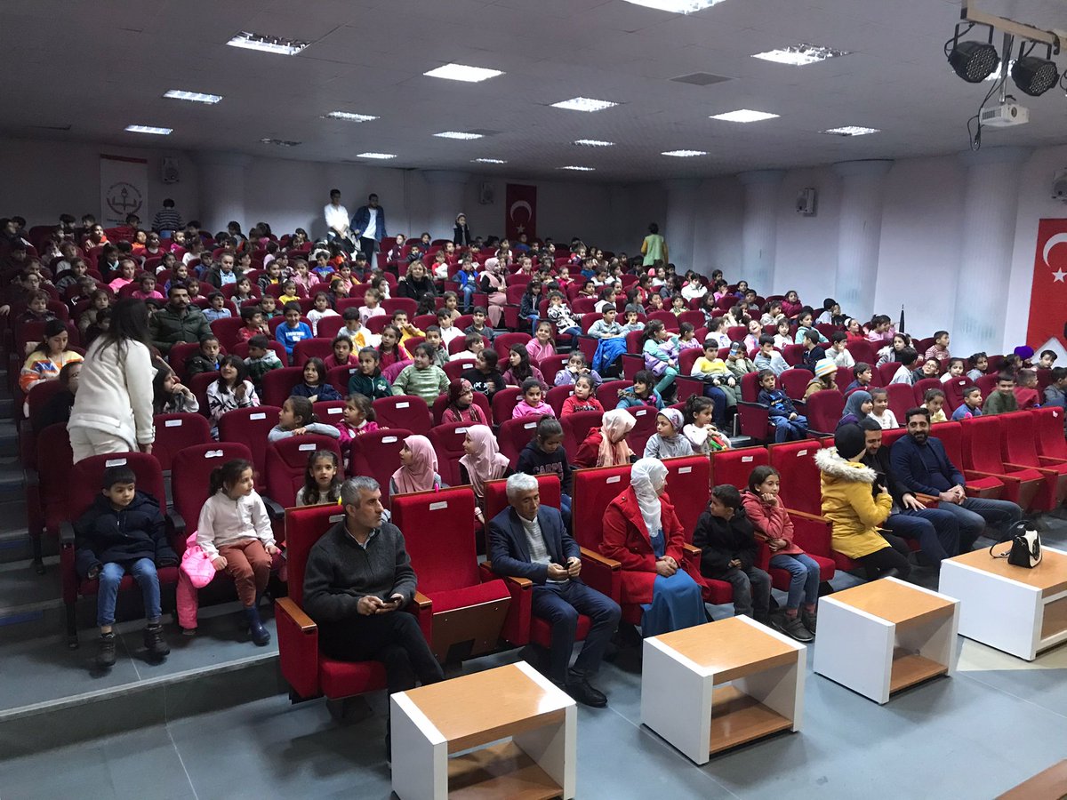Batman_iktm's tweet photo. Batman Valiliği İl Kültür ve Turizm Müdürlüğü olarak tertip ettiğimiz 5 ilçede 10 çocuk tiyatrosu etkinliğimizde bugün, Masal Ağacı adlı oyunla  Kozluk İlçemizde çocuklarla buluştuk. @batmanvaliligi @m_ihsanaslanli @TCKulturTurizm https://t.co/8QsRdmhNkG