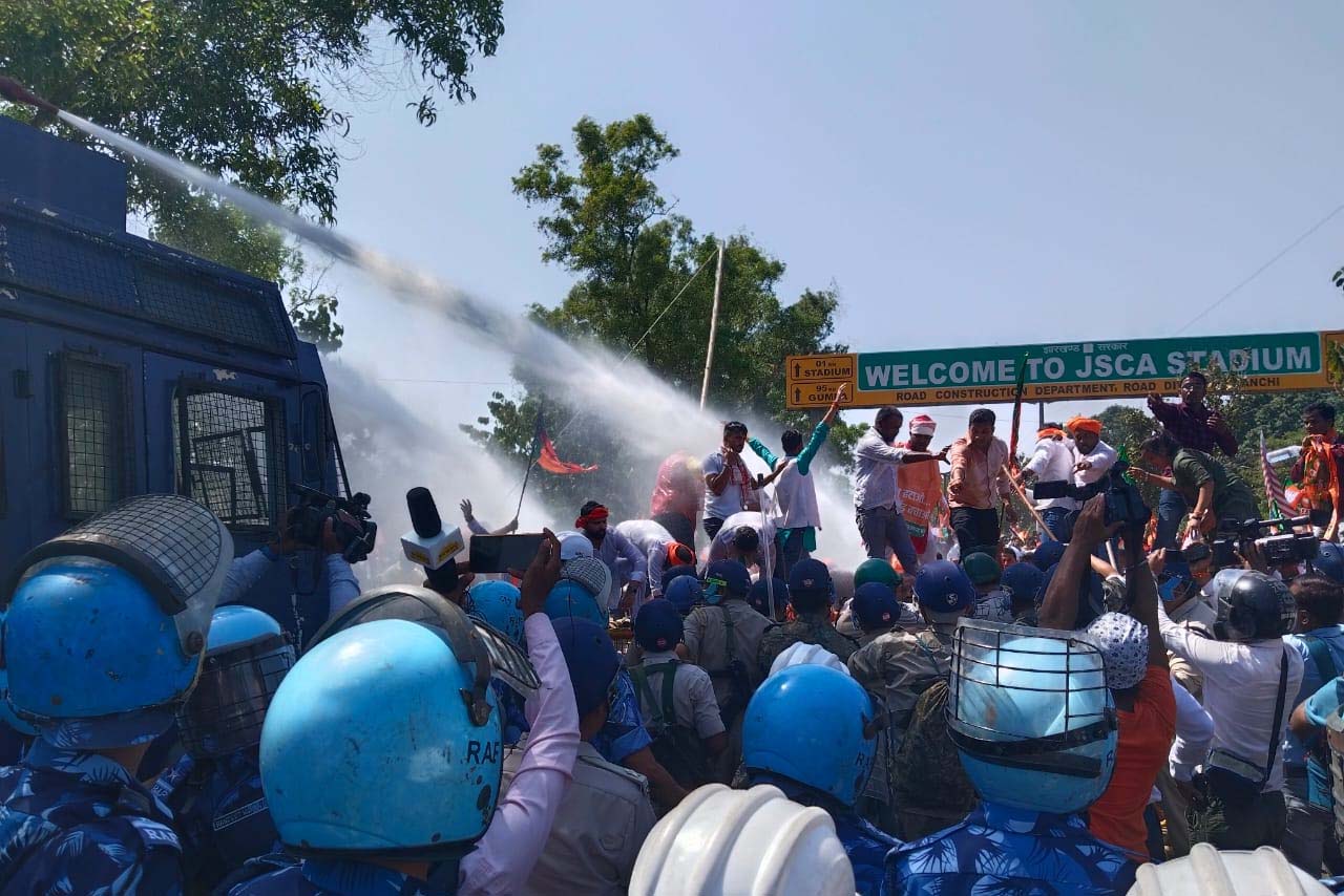 बैरिकेडिंग ब्रेक, लाठीचार्ज, आंसू गैस, वाटर कैनन, MP संजय सेठ जख्मी, कई बीजेपी सांसद-विधायक हिरासत में…- Barricading break, lathicharge, tear gas, water cannon, MP Sanjay Seth injured, many BJP MP-MLAs in custody…