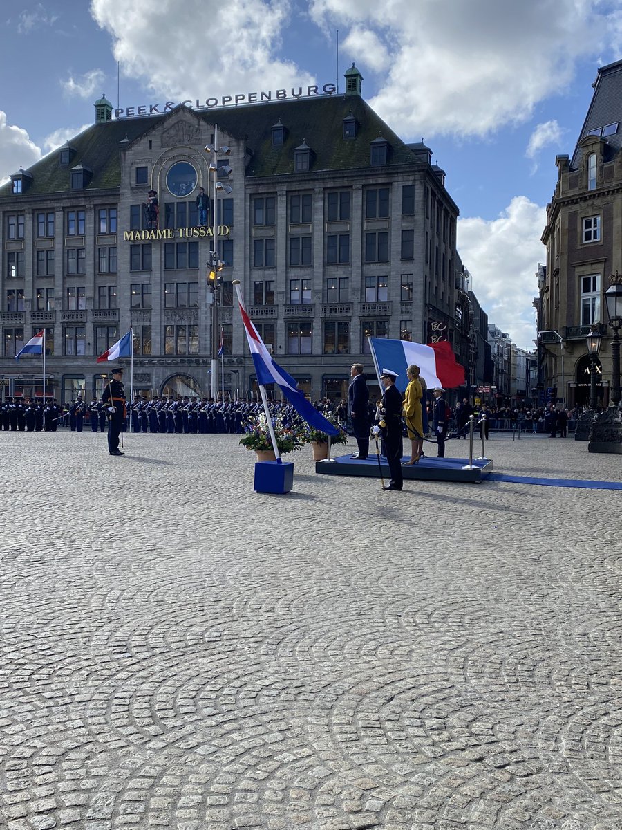 Visite d’État d’Emmanuel Macron aux Pays-Bas - Et les curieux de chez Madame Tussaud au dernier étage.