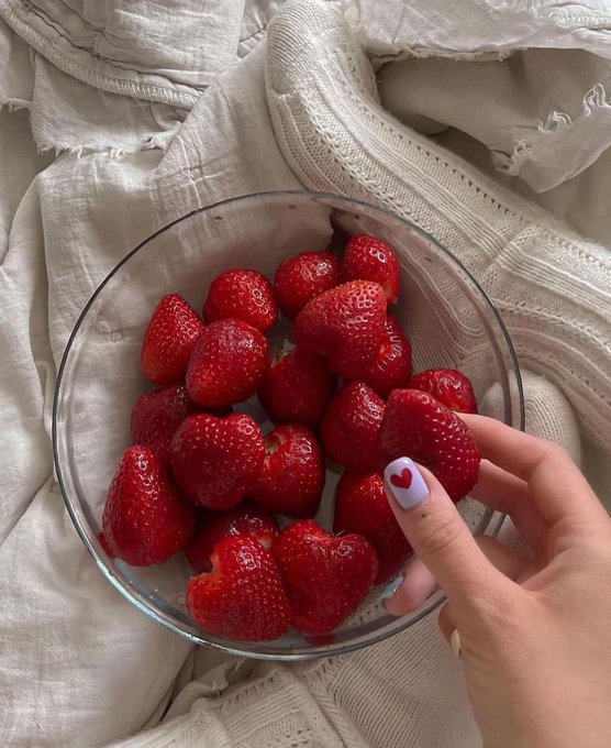 Anna_crosss's tweet photo. heart-shaped strawberries 📷 https://t.co/ftbAuwFLF0