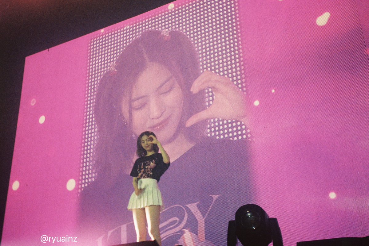 ryuainz's tweet photo. So i brought my film camera to ITZY concert in Bangkok https://t.co/gNUhzQDf2L