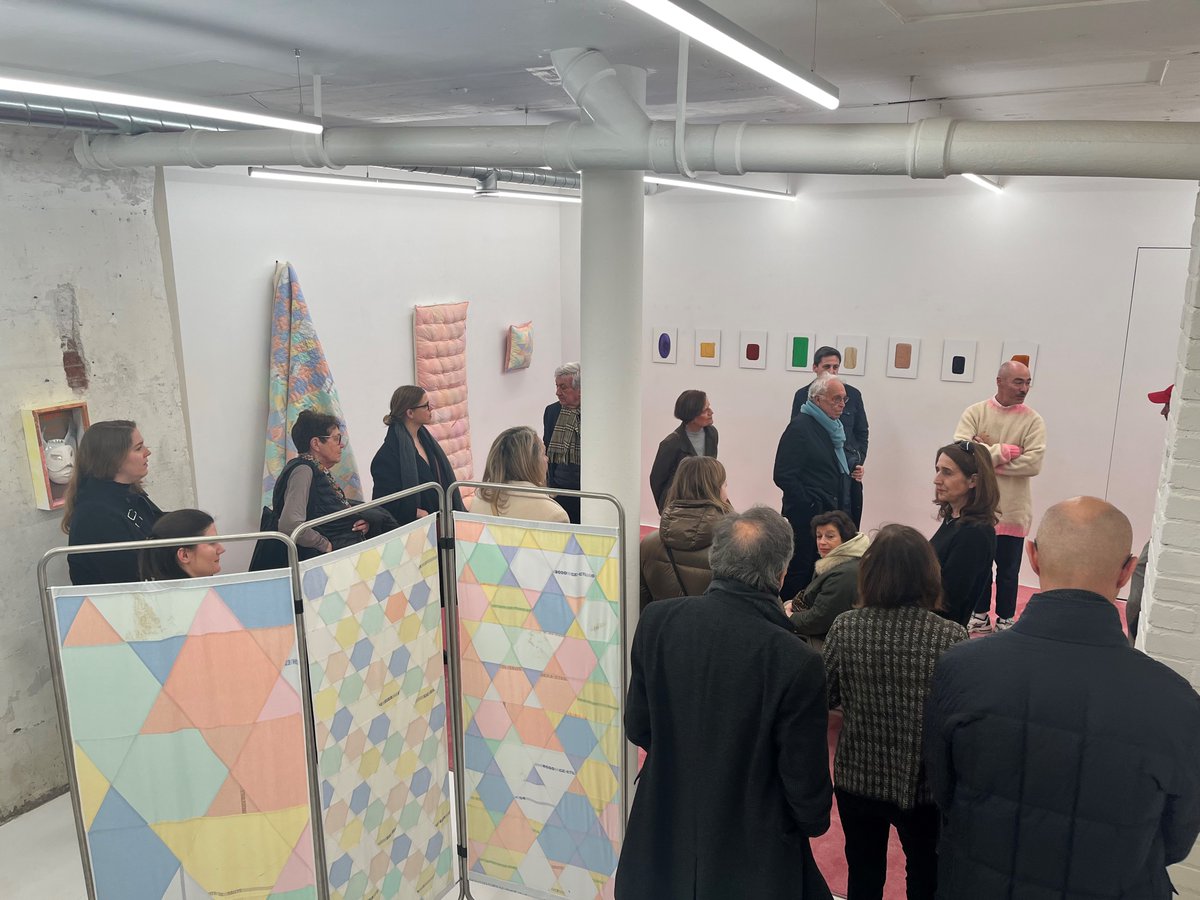 ADIAF_O's tweet photo. Visit to the Galerie Sultana as part of our #CollectorsProgram. The members benefited from a guided tour of @BenoitPieron show by the artist himself and a special guest/artist Marion Lebbe. One of his works is currently on display at the @BourseCommerce and the @PalaisdeTokyo 🦇 https://t.co/W3RUjccWje