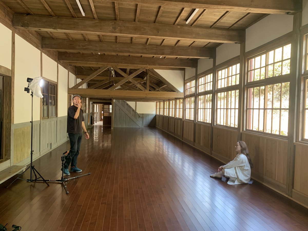 slowscape0062's tweet photo. 高梁市吹屋地区にある、旧吹屋小学校にてMVの収録でした

2012年の閉校まで「現役最古の木造校舎」として使用され、昨年の夏、改修工事を終え一般公開されています。

三間廊下で耳を澄ますと、当時の子どもたちの声が聞こえて来るかのような雰囲気😌

MV完成をお楽しみに✨
 #旧吹屋小学校
 #高梁市 https://t.co/0dMzdI9Qo0