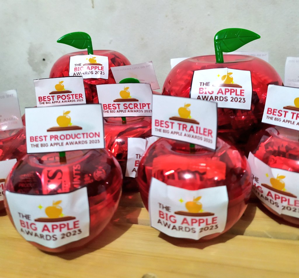 ididobolyuayen's tweet photo. Dati pa-flat tops lang sa nananalo sa Q3 drama presentation. Ngayon may pa-mini apple tokens ✨🍎✨ na rin! Haha 🤣 Congrats, RuSaTo '28!
#MayBudget #Susteyn https://t.co/CDMuLN56NE