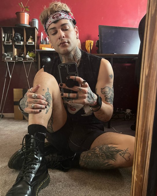 30 and up Twitter. Drop a pic with your age. New to 30 by a few months. But it&rsquo;s treating me well 😊 https://t