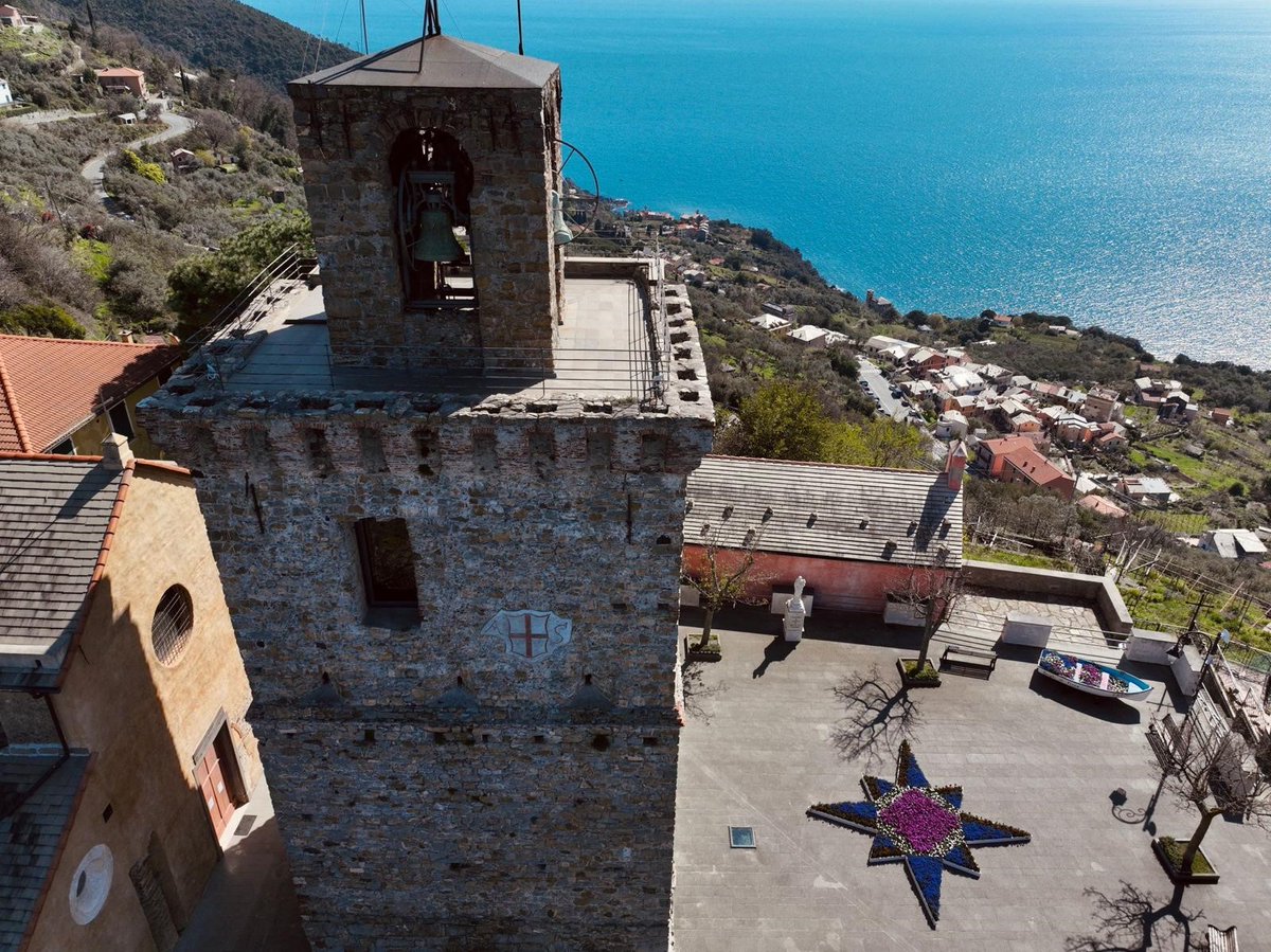 RegLiguria's tweet photo. 🌸 #Framura vince il contest Borghi in fiore, dedicato agli allestimenti floreali della #Liguria! Con oltre 3mila like avete votato la composizione fiorita a picco sul mare portando il comune spezzino sul podio
Complimenti alle località partecipanti 👏 https://t.co/Zj3chFu7jb