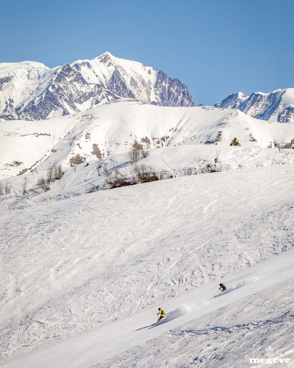 Last but not least ! Dernière descente de l'Alpette de l'hiver avec une toile de fond plus que parfaite #megève #skiing #printemps #ski #springskiing #megevemoments #alpes #hautesavoie