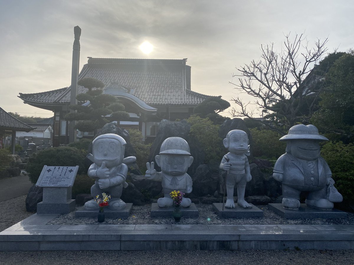 shatyou11's tweet photo. 今日は約30年ぶりに氷見に来た。
藤子不二雄(A)の生家のお寺で、ありがたいお地蔵さん拝んできました。 https://t.co/UuSJC7HgFK