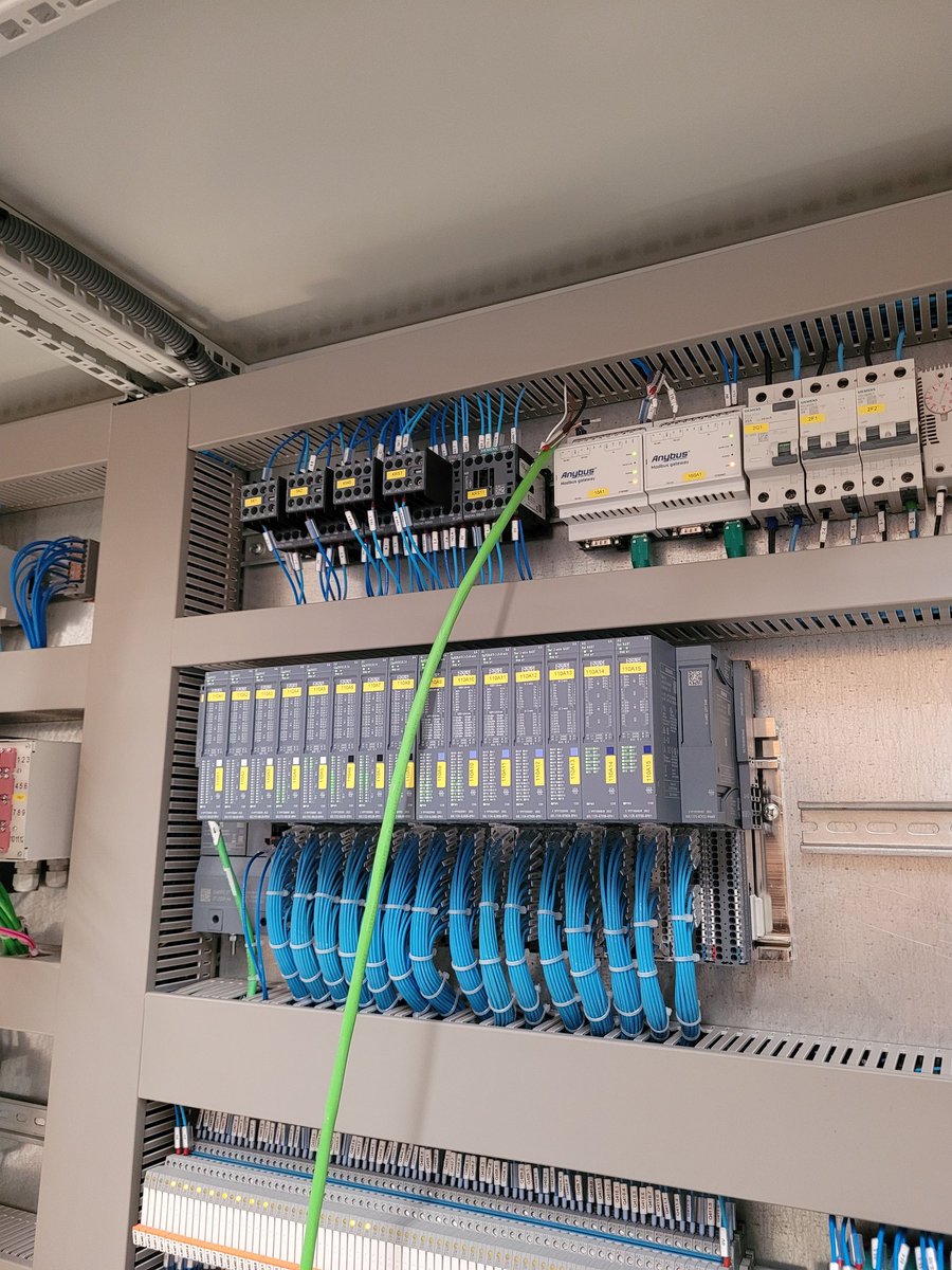 ReleProPLC's tweet image. Proyecto con Simatic Racks IPC y nueva periferia ET200SP HA de @siemens_ind Fiabilidad absoluta para las aplicaciones más exigentes y fácilmente ampliable.