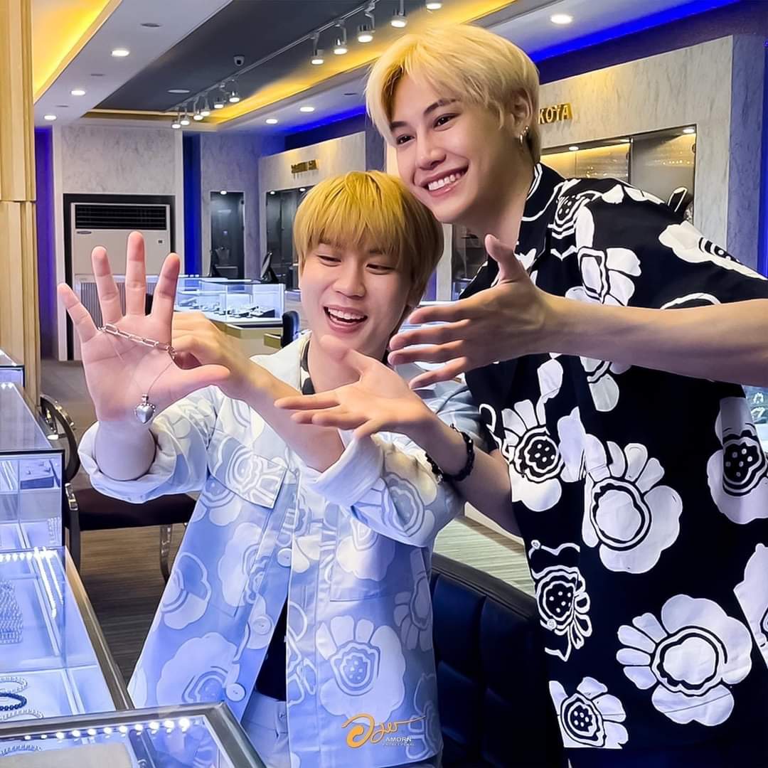 Nhy1412's tweet photo. Bỏ điện thoại xuống là OTP đi hưởng tuần trăng mật liền =]]] Cứ bên cạnh Prem là chủ tichu tươi không cần tưới liền =]]] thấy cưng dễ sợ❤️🥦🫶 https://t.co/TaQybZkLNh