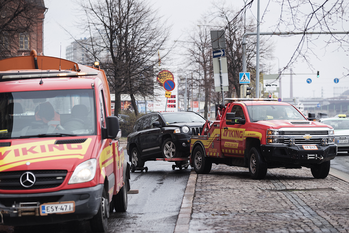 HelsinkiKymp's tweet photo. Katujen kevätpuhdistukset ovat käynnissä, seuraa siirtokehotuskylttejä! 🚗

⏩ Nopeutat katupesujen valmistumista 
👍 Säästät verovaroja
💸 Vältyt 91 euron siirtomaksulta.

Lue lisää 👉 https://t.co/nHpl4d1gVK

#Helsinki

📷 Roni Rekomaa https://t.co/mDJR2nkAFI