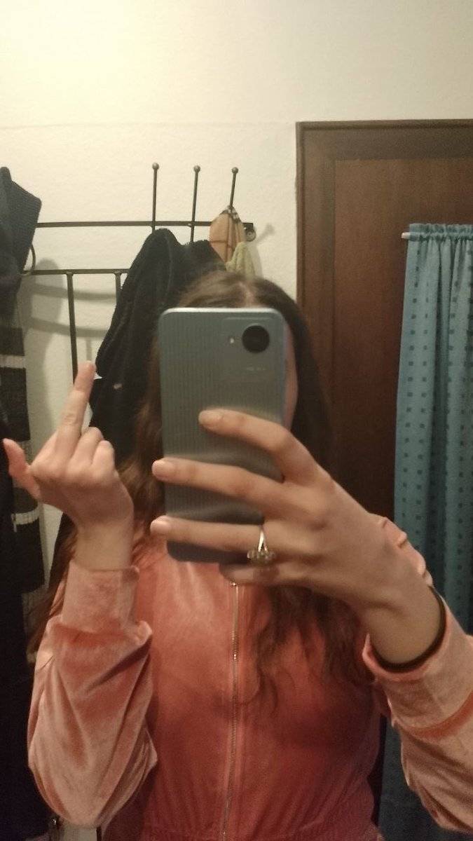 ladyfarah18's tweet photo. Guten Morgen ihr nuttenkinder 

Los auf den Boden mit dir du Hund und an meinen Zehen lutschen anschließend schiebe ich dir meinen Mittelfinger in den arsch den du dann sauber lutschen wirst https://t.co/zTDROj7oiL