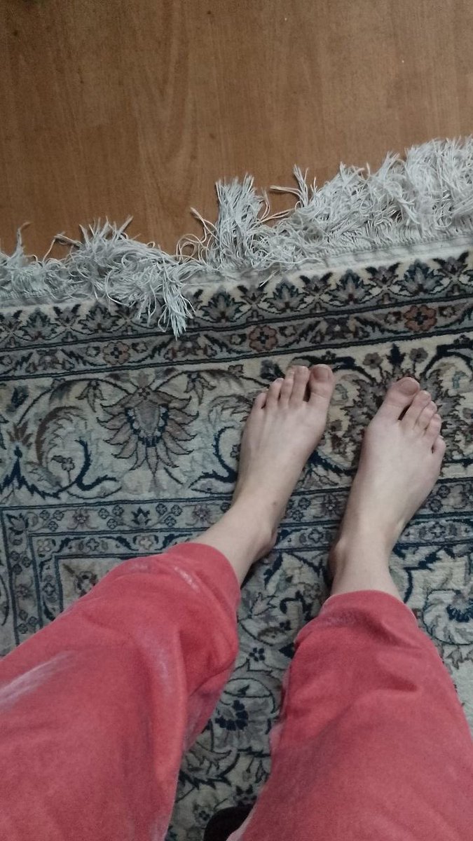 Guten Morgen ihr nuttenkinder 

Los auf den Boden mit dir du Hund und an meinen Zehen lutschen anschließend schiebe ich dir meinen Mittelfinger in den arsch den du dann sauber lutschen wirst