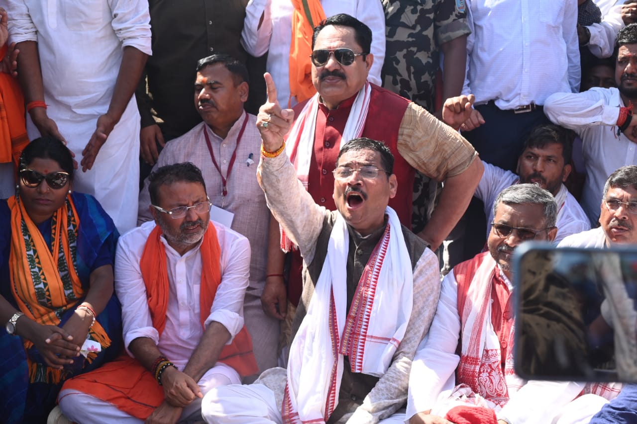 बैरिकेडिंग ब्रेक, लाठीचार्ज, आंसू गैस, वाटर कैनन, MP संजय सेठ जख्मी, कई बीजेपी सांसद-विधायक हिरासत में…- Barricading break, lathicharge, tear gas, water cannon, MP Sanjay Seth injured, many BJP MP-MLAs in custody…
