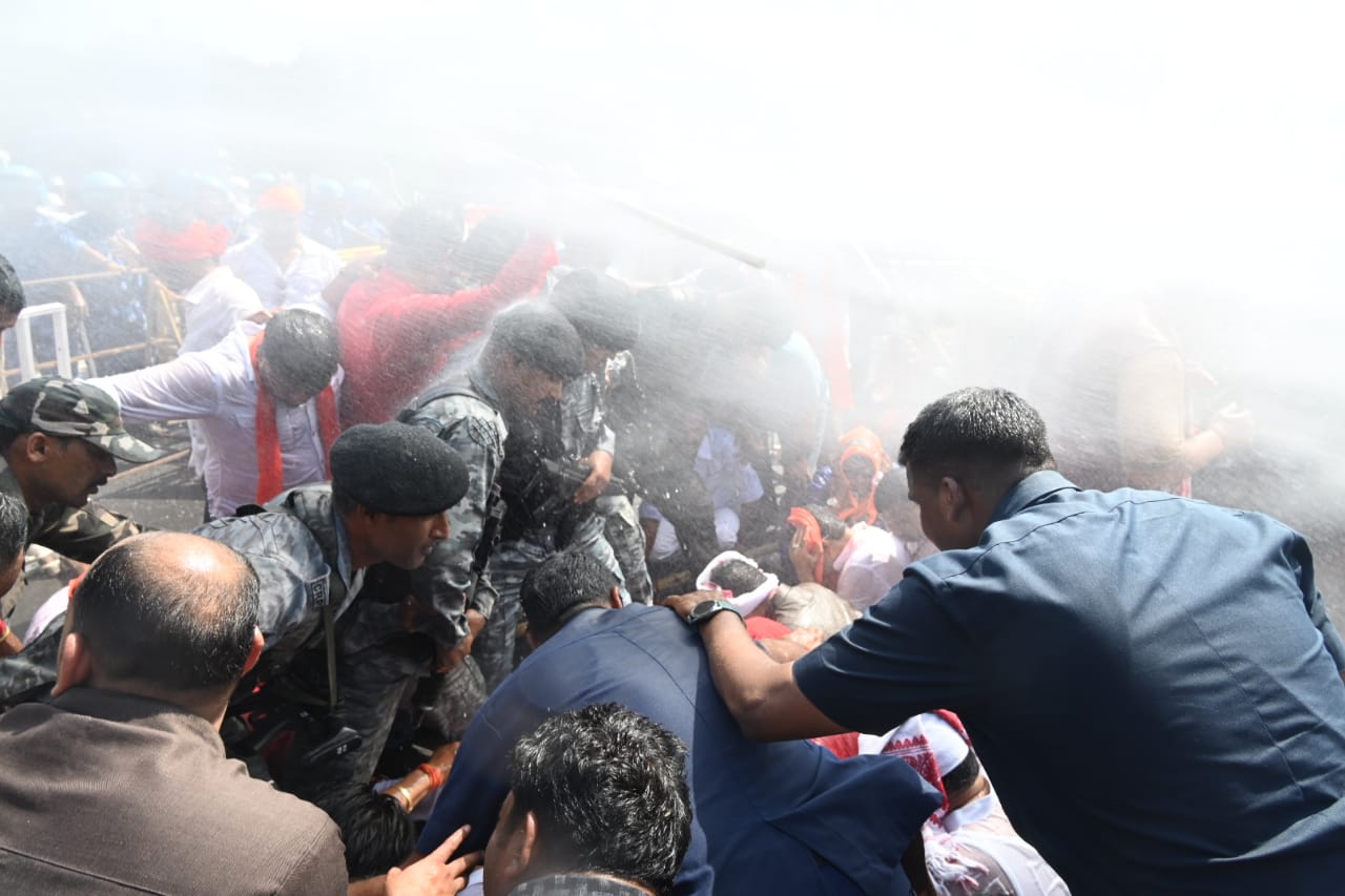 बैरिकेडिंग ब्रेक, लाठीचार्ज, आंसू गैस, वाटर कैनन, MP संजय सेठ जख्मी, कई बीजेपी सांसद-विधायक हिरासत में…- Barricading break, lathicharge, tear gas, water cannon, MP Sanjay Seth injured, many BJP MP-MLAs in custody…
