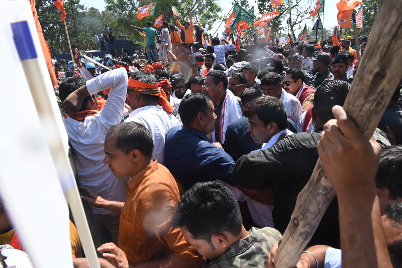 बैरिकेडिंग ब्रेक, लाठीचार्ज, आंसू गैस, वाटर कैनन, MP संजय सेठ जख्मी, कई बीजेपी सांसद-विधायक हिरासत में…- Barricading break, lathicharge, tear gas, water cannon, MP Sanjay Seth injured, many BJP MP-MLAs in custody…