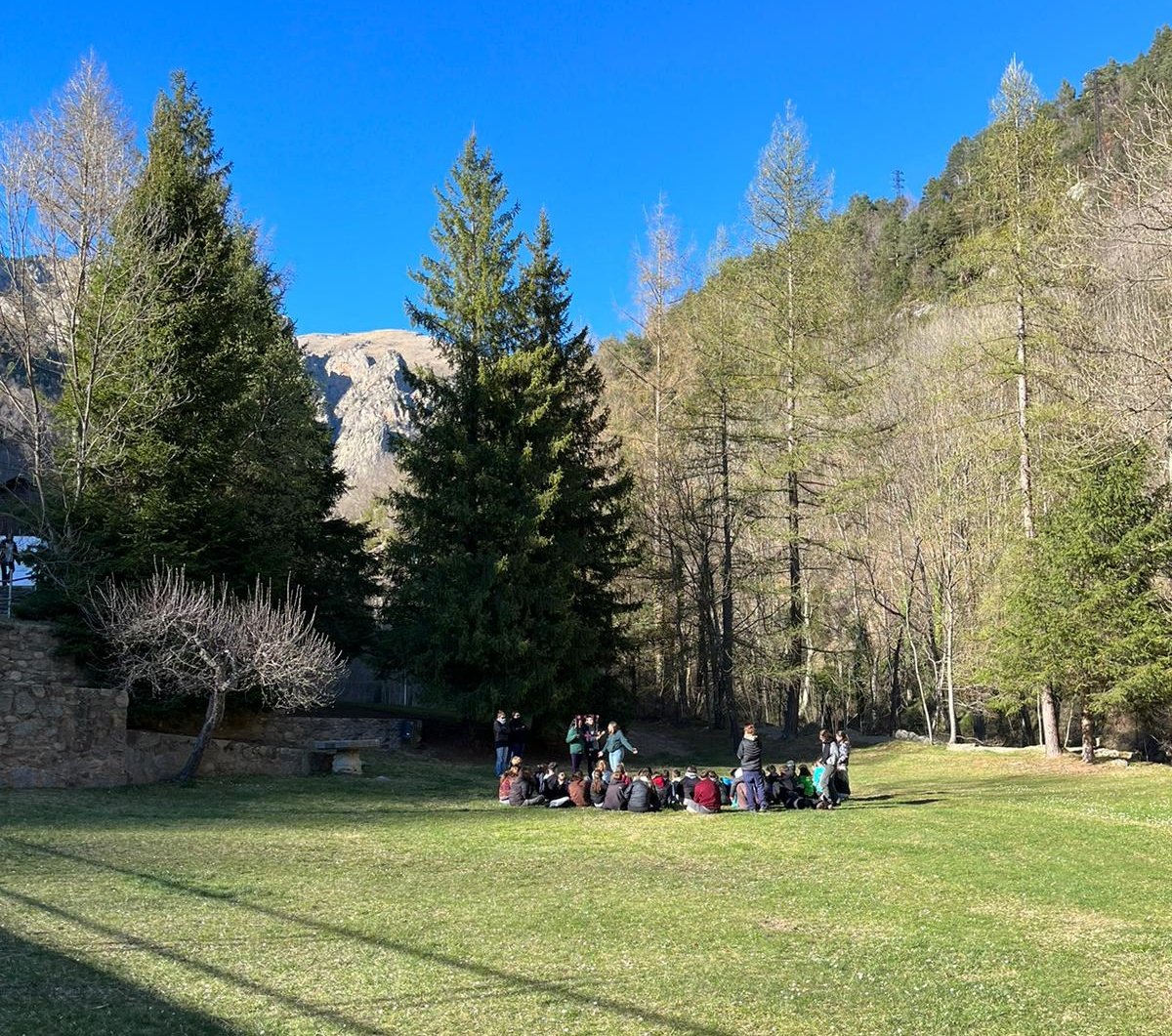 🌺 Ja fa uns dies que vam tornar de colònies de primavera a Queralbs. Durant aquests dies vam treballar diferents problemàtiques derivades de les relacions socials capitalistes ⤵️