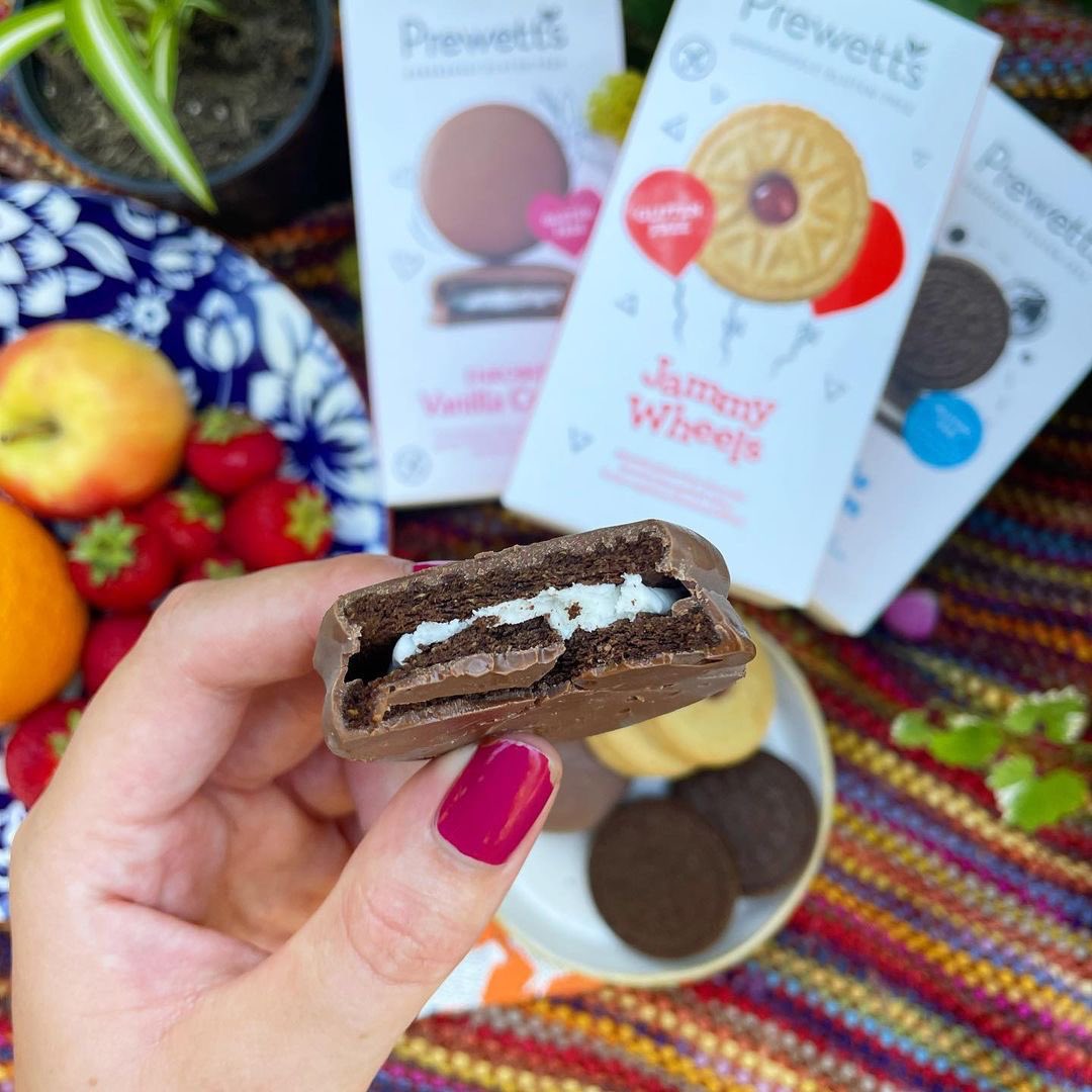 Planning a picnic this spring? Remember to pack our Cookie & Cream gluten-free biscuits! A delicious chocolate biscuit, with a creamy filling that we’re sure will put a spring in your step… 

( @glutenfreeizzy | Instagram) 

#Prewetts #cookieandcream #glutenfree #freefrom