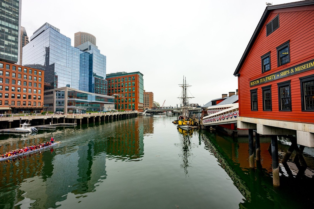 Relive the Boston Tea Party through the eyes of one of the Sons of Liberty, this museum offers an immersive, interactive look at an event that played a pivotal role on the road towards the founding of the USA.

Find out more: citydays.com/things-to-do/u…

#BostonTeaParty #USA