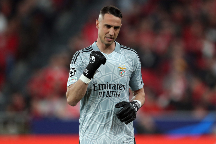 CabineSport's tweet photo. Artur Moraes, ex-guarda-redes do Benfica, visa Vlachodimos: "Às vezes olho para a baliza e falta presença."  

"Teria de dar mais. Quem está há cinco anos no clube, tem de ser uma referência."  

Via: @SPORTTVPortugal https://t.co/FOl9oFrwx5