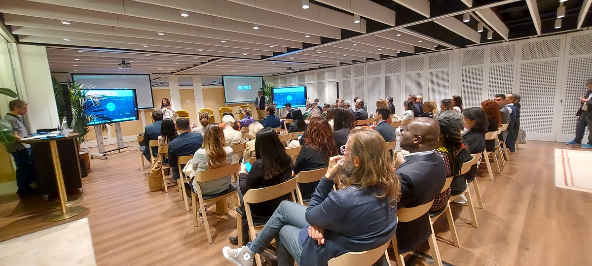 IsidroTenorio's tweet photo. Ya a tope en el #BlessMadrid con #ExperienciasAEDH, directores y directivos de hostelería y turismo. Minipresentaciones de #eRoomSuite, @ProfitroomINT #d-Edge, hablando de comercialización y experiencia del cliente. https://t.co/RGTFlSC0cN