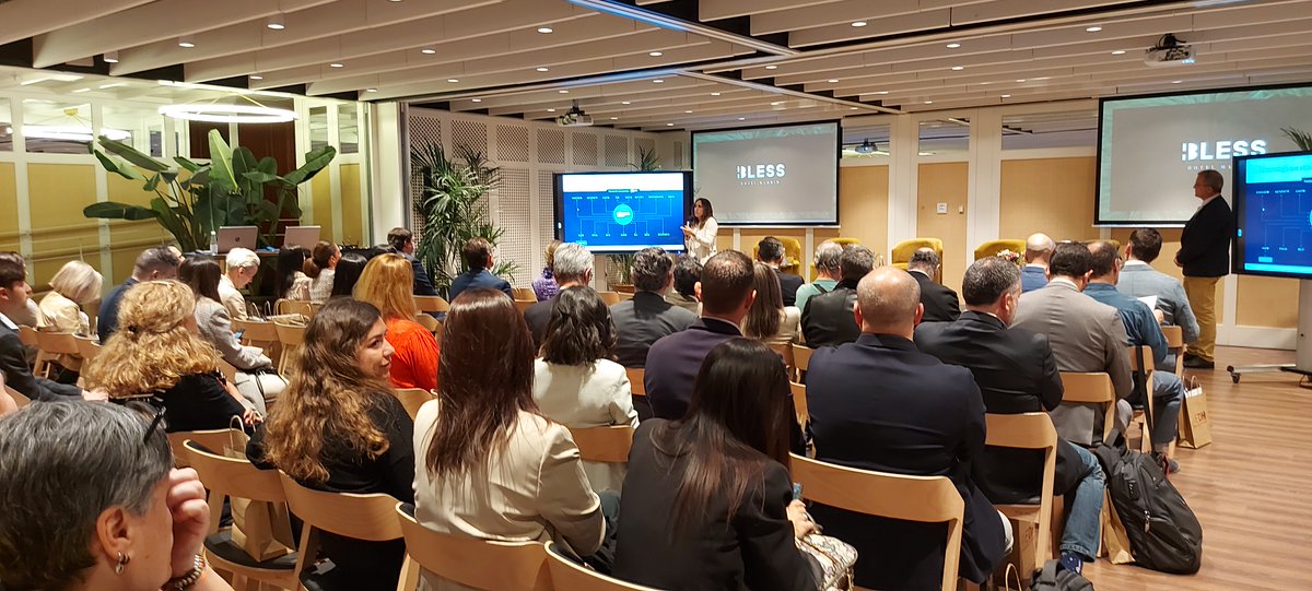 IsidroTenorio's tweet photo. Ya a tope en el #BlessMadrid con #ExperienciasAEDH, directores y directivos de hostelería y turismo. Minipresentaciones de #eRoomSuite, @ProfitroomINT #d-Edge, hablando de comercialización y experiencia del cliente. https://t.co/RGTFlSC0cN