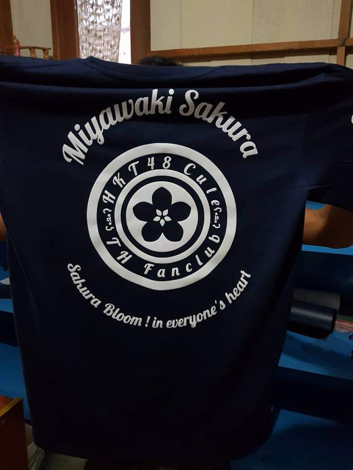 นอกจากมาแบบยืนเป็นตัวตนให้บูชา เรายังมีแบบเหรียญให้ด้วย สำนักนี้ดีจรืงๆเชียว มาพร้มเสื้อที่ไม่เปื้อนถ้าไม่ใส่ เก็บไว้ใช้เช็ดถูสะอาดมากๆ
#ตลาดนัดizone #ตลาดนัดlesserafim