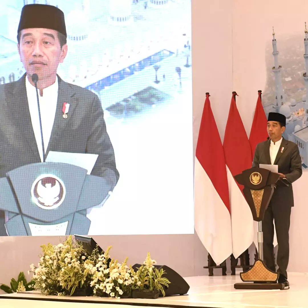 NKR1_dihati's tweet photo. Presiden @jokowi di dampingi @ganjarpranowo mengahdiri peringatan Zayed Humanitarian Day di kota surakarta yg bertempat di hotel Swiss belhotell
Ada 2 pkok utama yg dikatakan presiden yaitu masalah Kemanusian dan solidaritas,
ini penting utk menghadapi tantangan dunia kdepannya https://t.co/1vEUEpNB2k
