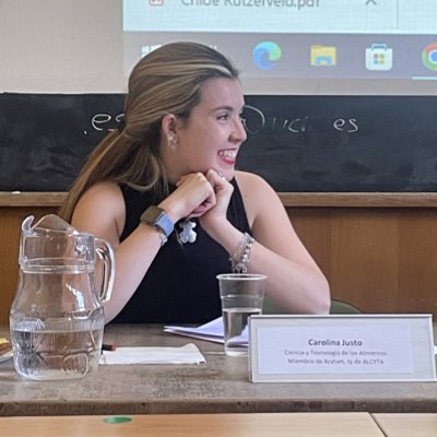 No es la mejor foto. Pero estaba en una clase llena hablando de tendencias de futuro y disfrutando de las caras de asombro de los oyentes. Y estaba tan cómoda como contenta☺️
#NuevaFotoDePerfil