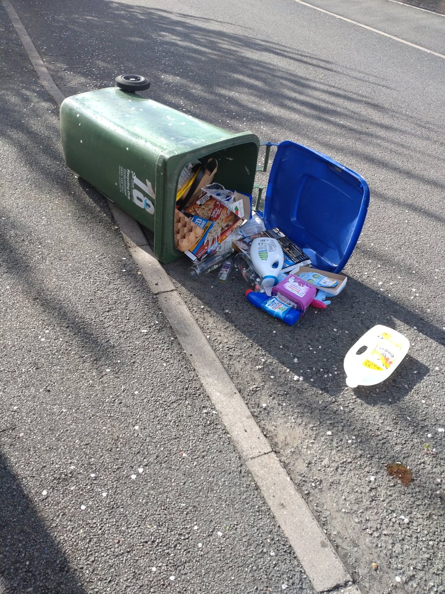 This is what @SandwellLabour don't want you to see - rubbish piling up on our streets due to their incompetence to hold Serco to account

It's time for a more accountable, responsible council and that can only be achieved by voting @SandwellTories on May 4TH

#ForPeopleForAChange
