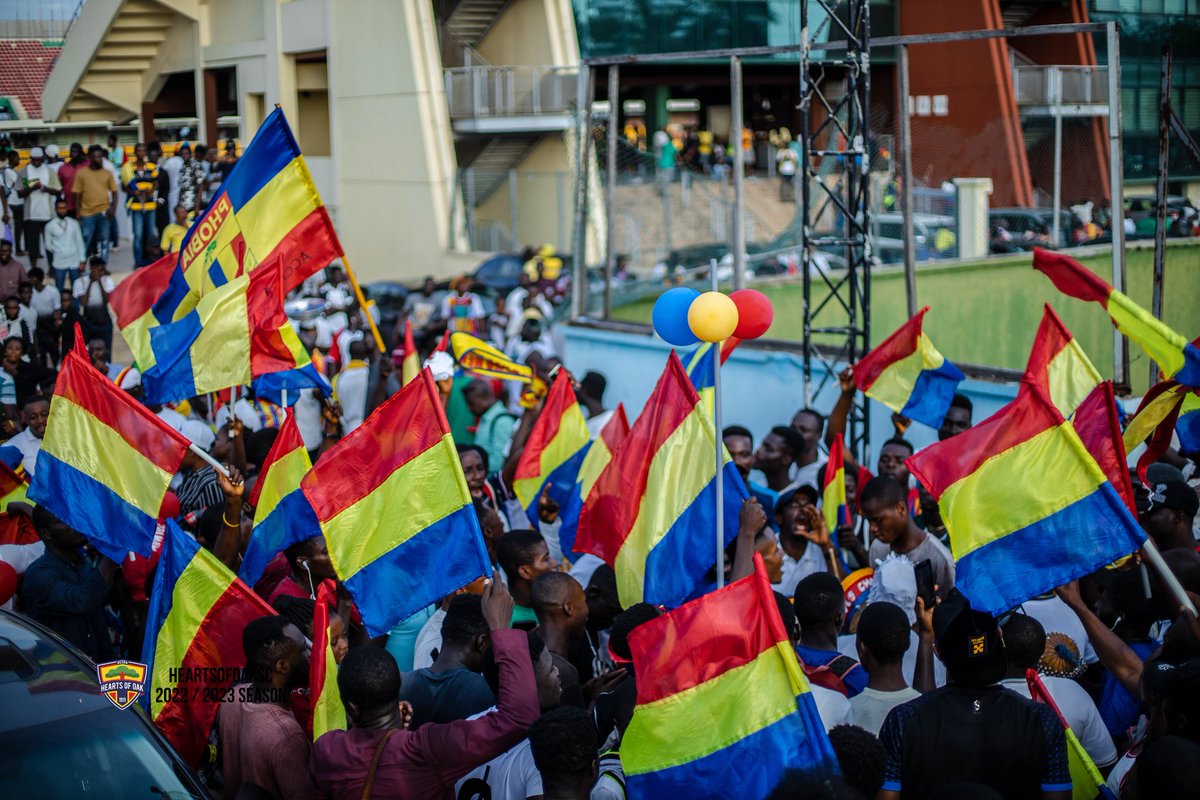 didipreko's tweet photo. No @HeartsOfOakGH supporter should have less than 10k followers.🔥

Retweet and follow anyone who likes. Make sure you follow back 😊

#NeverSayDie💪🏾   
#TheGreatOakTree 🌳

Hearts of oak 🔴🟡🔵 https://t.co/XdTnq0FrG5