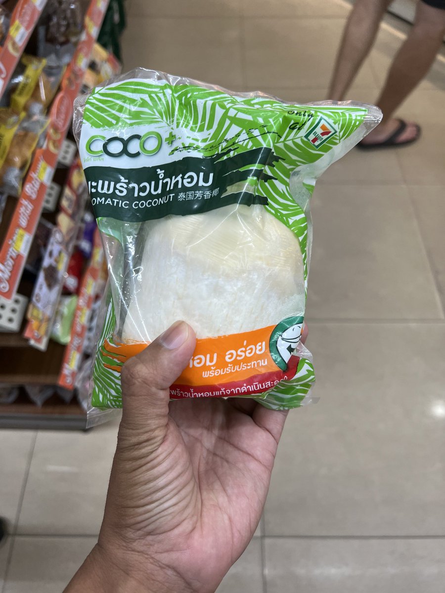 DenciShahrizal's tweet photo. Produk-produk downstreaming yang comel-comel dekat Thailand:-
#ThreadTani

1. Kelapa
Tinggal cucuk straw dan minum. Sedap. https://t.co/uzAtHAkUap