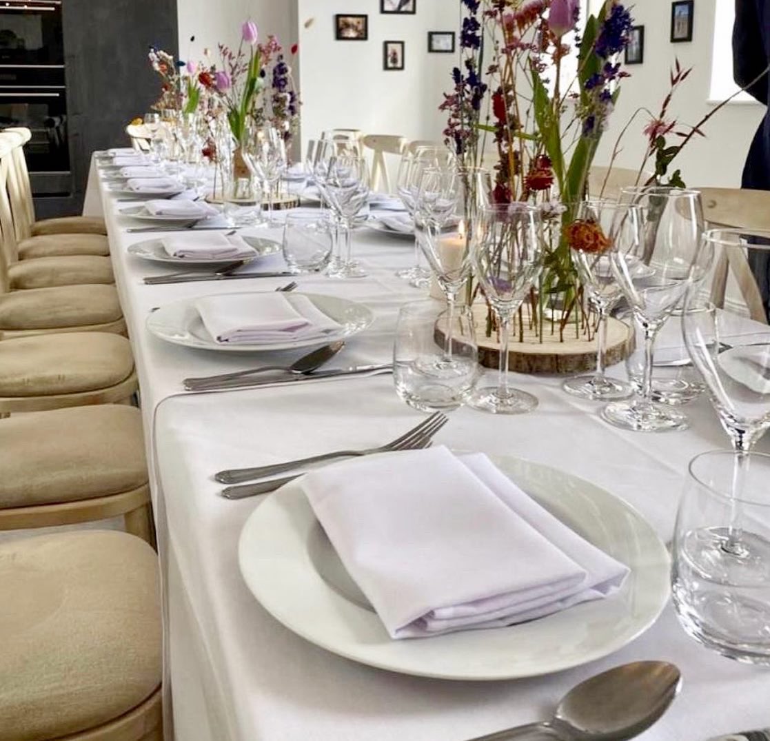 Cream Crossback Chairs🤩 

A beautiful set up by @kitchenpartyevents 

#catering #cateringequipment #hire #cateringlondon #tablesetting #tablescapes #london