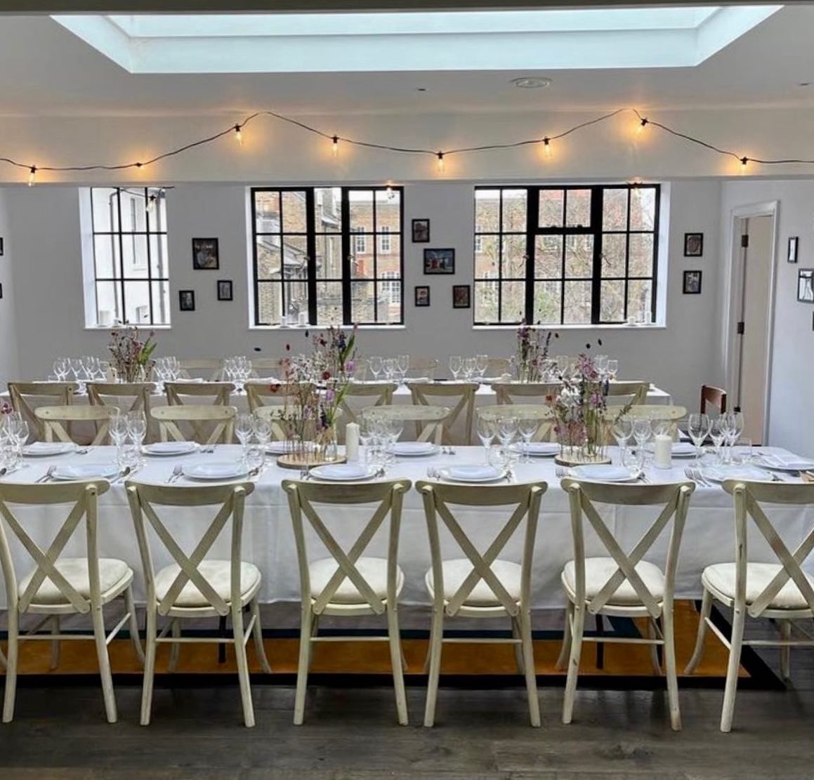 WDT_London's tweet photo. Cream Crossback Chairs🤩 

A beautiful set up by @kitchenpartyevents 

#catering #cateringequipment #hire #cateringlondon #tablesetting #tablescapes #london https://t.co/nv1eiCX3Xe
