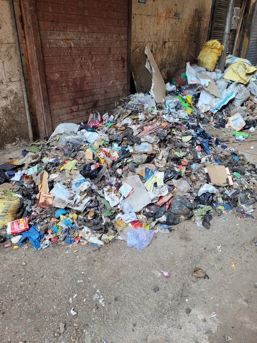 Please Clean this mess it's been here more than 3 weeks @mybmcWardC @BJPAkashRaj @mybmc 
Address:19,Khalil Ahmed building, Bora Street, Null Bazar https://t.co/x00Tj4rLab