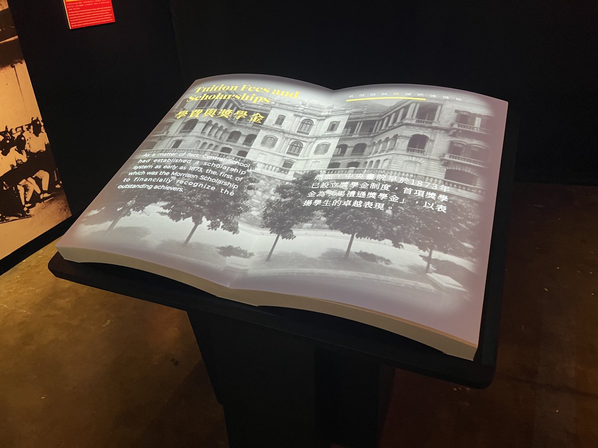pmqhkdesign's tweet photo. 【PMQ展示エリア再開のお知らせ ��】

 5階のユニットS509では3Dタイプのダイナミックマルチメディアディスプレイを導入、一方で中央書院の面影が残るS508では、1950年代の既婚者用警察宿舎を思い出すような古き良き、当時のままの装飾が施されています。 https://t.co/hBHCWjYlJu
