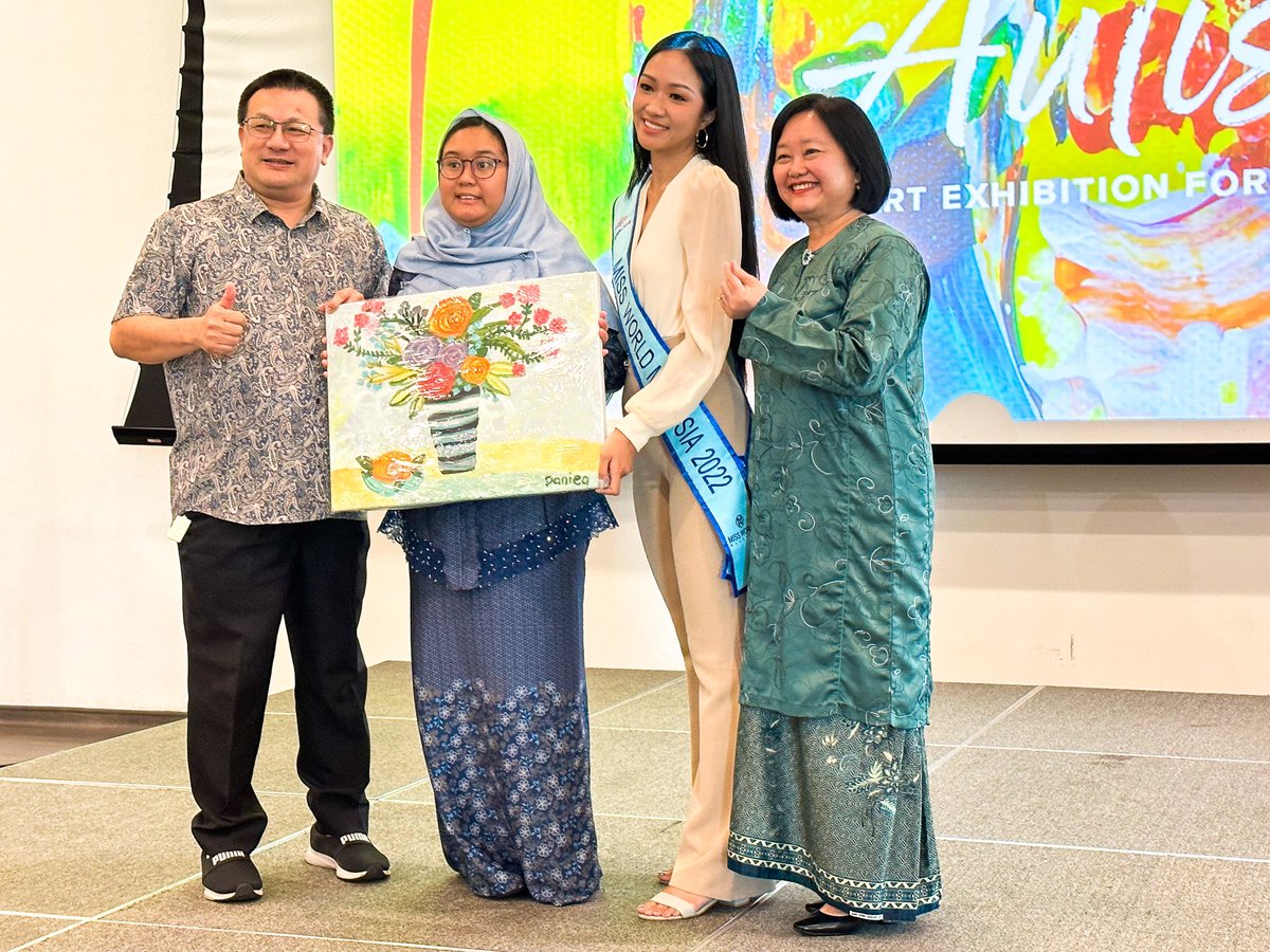 SunwayU's tweet photo. We would like to extend our heartfelt gratitude to everyone who attended ‘Artistic Autistic’ art exhibition that was organised by our alumna and Miss Malaysia 2022, Wenanita Angang earlier today.
#CampusWithAConscience #MostHappeningCampus #AClassAbove https://t.co/oC9RwlPdOv