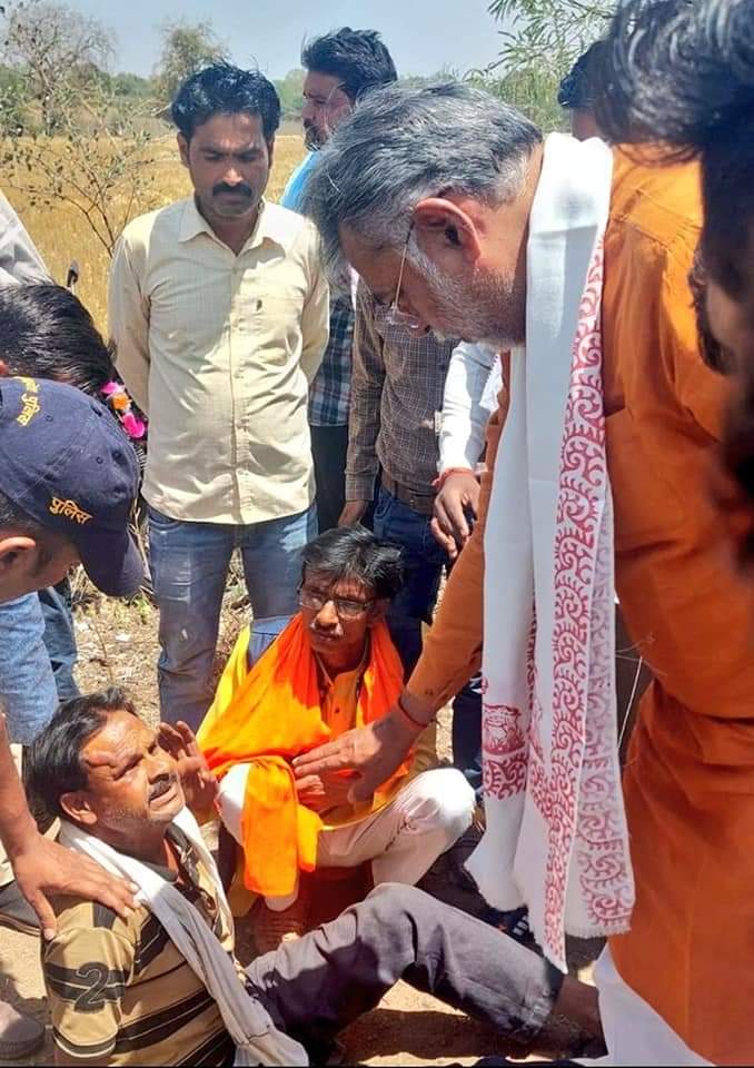 iNishant4's tweet photo. सेवक अपनी सेवा के धर्म को कभी नही भूलता और उसे हर परिस्थिति मे निभाता है 

अपनी लोकसभा क्षेत्र में प्रवास के दौरान एक कार्यक्रम के लिए जा रहे माननीय मंत्री @prahladspatel जी रास्ते में एक दुर्घटना को देख तुरंत रुके और घायलों को अस्पताल पहुँचवाया।

@BJP4MP @PMOIndia @BJP4India https://t.co/drfXY0PUCc