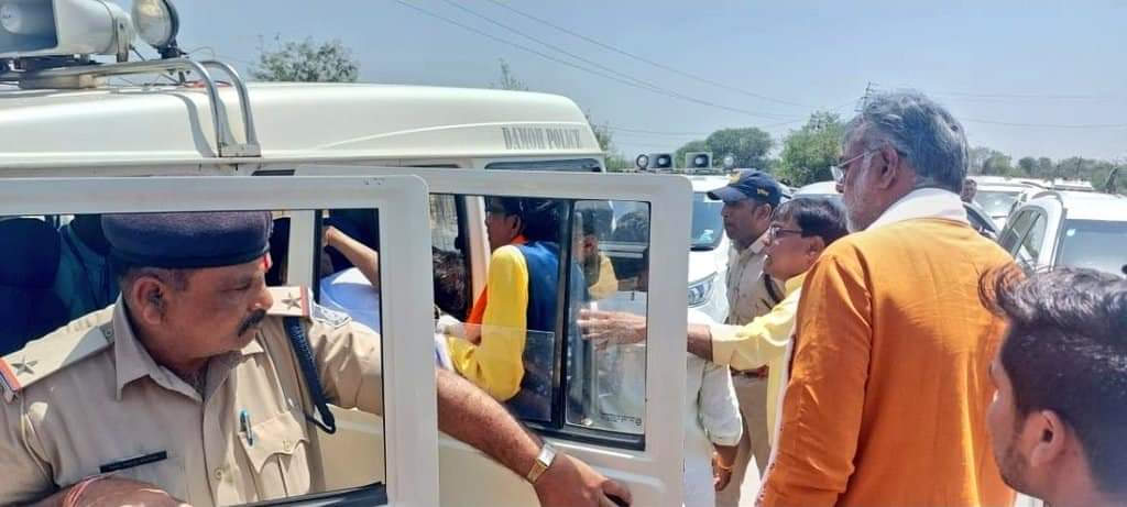 iNishant4's tweet photo. सेवक अपनी सेवा के धर्म को कभी नही भूलता और उसे हर परिस्थिति मे निभाता है 

अपनी लोकसभा क्षेत्र में प्रवास के दौरान एक कार्यक्रम के लिए जा रहे माननीय मंत्री @prahladspatel जी रास्ते में एक दुर्घटना को देख तुरंत रुके और घायलों को अस्पताल पहुँचवाया।

@BJP4MP @PMOIndia @BJP4India https://t.co/drfXY0PUCc