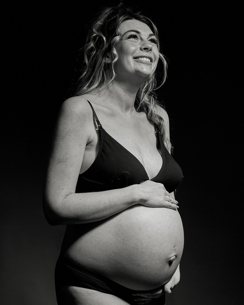 FuscoMedia's tweet photo. Here's today's #FuscoMediaFlashback, which features this photo that we took on this day back in 2021 and a bump shoot with the radiant kirsty_nicole_x @kirsty_nicole_model at the studio! https://t.co/zVIlx7ZTNN https://t.co/CDhpfFNq71