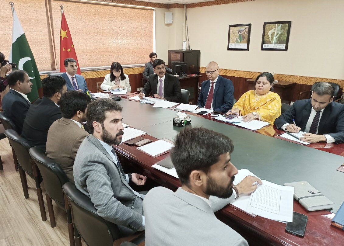 Pakistan-China #CPEC progress reviewed in high-level meeting after Minister Ahsan Iqbal's visit to China. Both sides focus on expediting progress in 4 priority SEZs and other projects.' #CPEC #PakistanChina