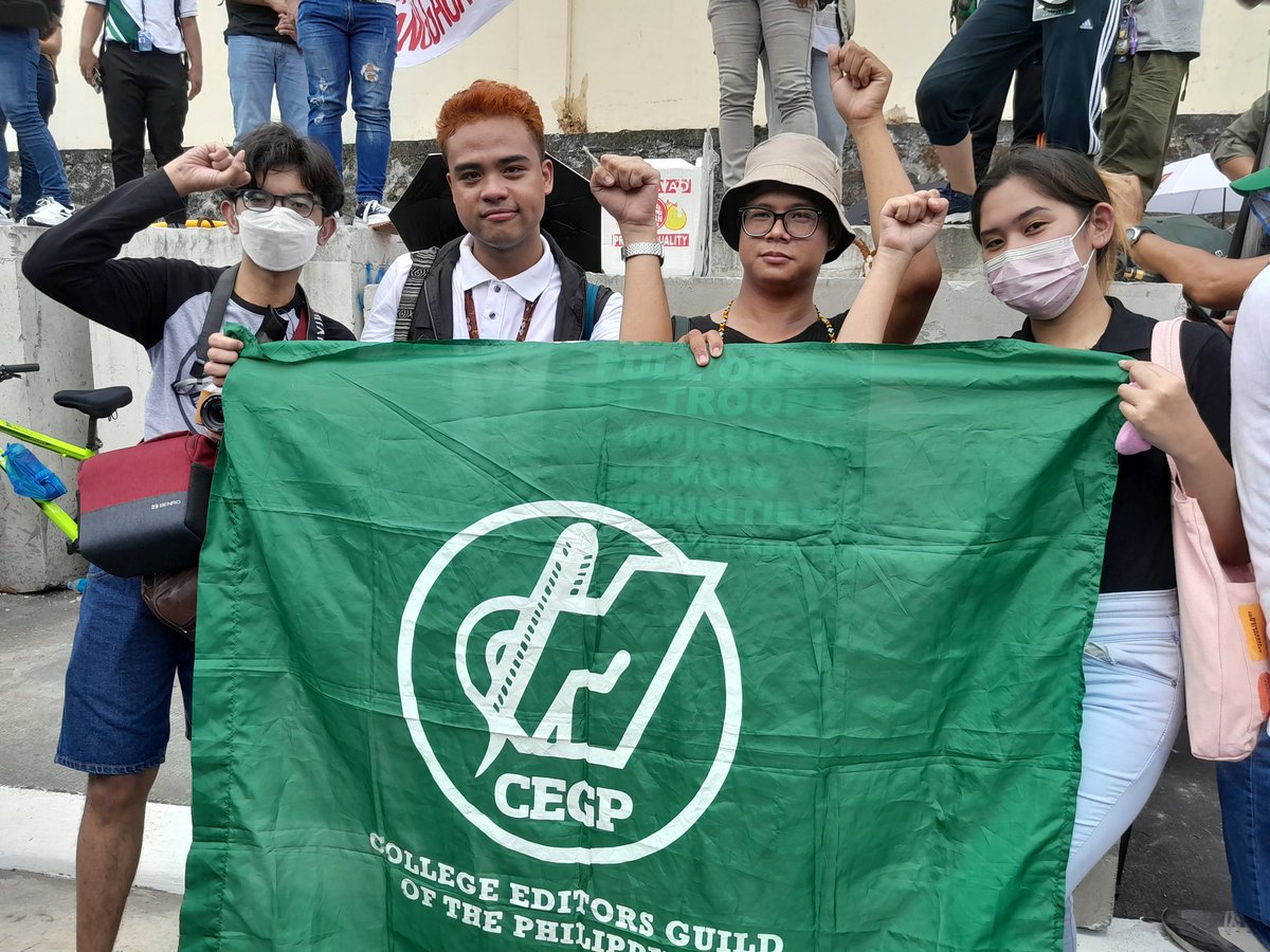 brellacerna's tweet photo. Bukas ang Guild sa mga maibibigay na monetary donation para sa Deputy Sec-gen at mahusay na community journalist na si John Ray

Gayundin, lantarang pahamak lamang ang mga pulis sa mga kabataang alagad ng midya na nagcocover ng mga protesta. More the reason tutulan ang Balikatan! https://t.co/Wpb8OZtVpq