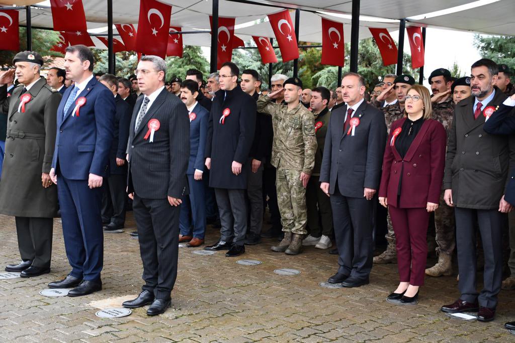 hrumedya's tweet photo. Rektörümüz Prof.Dr. M. Tahir Güllüoğlu,
Şanlıurfa’mızın düşman işgalinden kurtuluşunun yıldönümünü münasebetiyle, Osmanbey Şehitliğnde başlayıp M.Akif İnan Konf. Salonunda devam eden bir dizi etkinliğe katıldı.
Bu zaferi bizlere armağan eden ecdadımızı saygı ve rahmetle anıyoruz. https://t.co/hcOc84FVAU