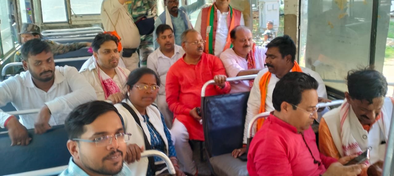 लाठीचार्ज के विरोध में BJP कार्यकर्ताओं ने पुलिस पर चलाए पत्थर- BJP workers pelted stones at police in protest against lathicharge