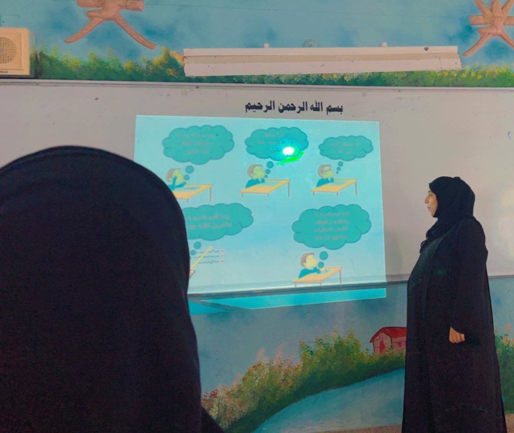 يحدث الأن حضور مشغل بعنوان"التعلم النشط" من تقديم أ.فاطمة الفارسي معلمة لغة انجليزية بحضور المعلم الأول هاجر الشيدي ومعلمات المادة
