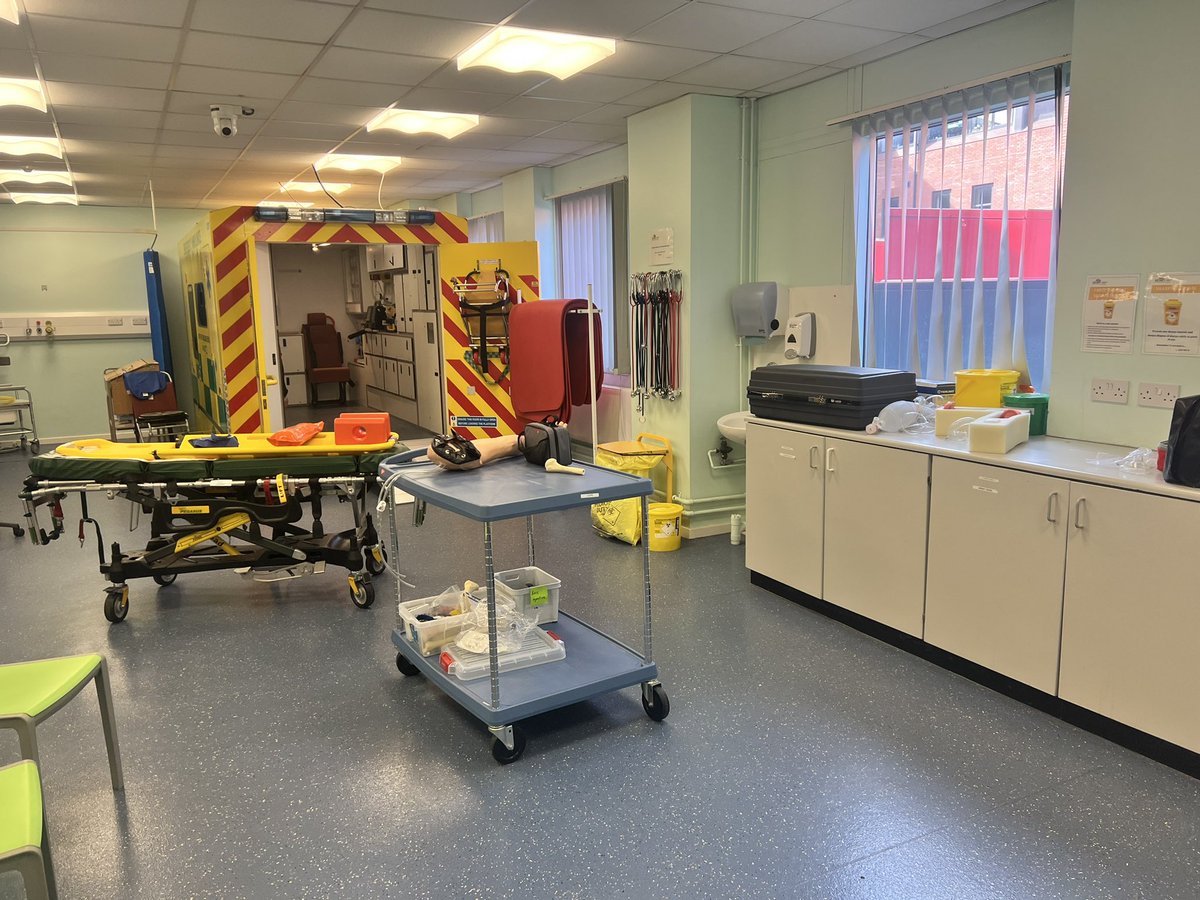Discussions around the equipment we use on the paramedic course with the lab technicians at @UCLan and demonstrating the use of it <a href="/UCLanParamedics/">UCLan Paramedic Science</a>