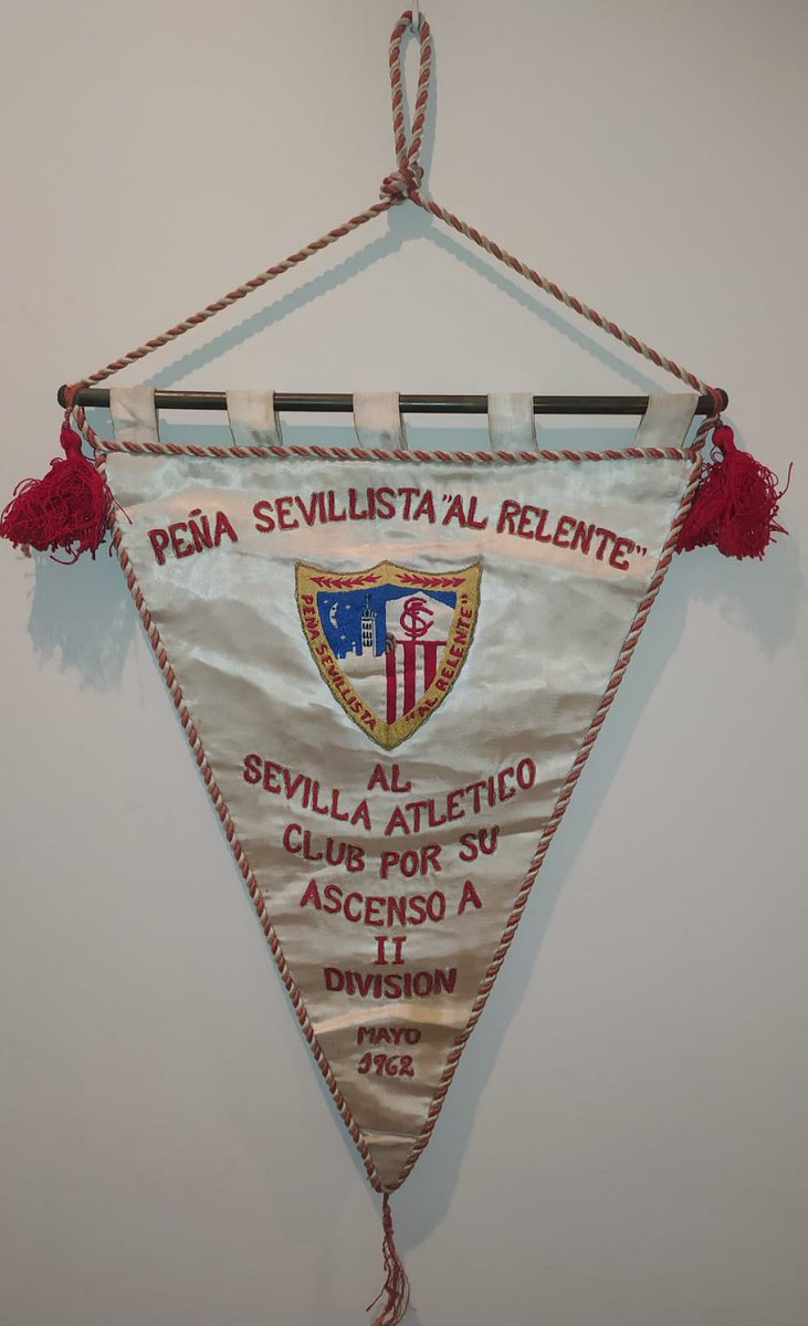 PatrimonioSFC's tweet photo. Desde nuestra asociación, seguimos recuperando objetos de valor del Patrimonio Sevillista.

En esta ocasión, te mostramos el banderín que la @PSAlrelente entregó al @CanteraSFC  por su ascenso a Segunda División en 1962.

Banderín realizado por El Siglo Sevillano. https://t.co/72r4TLjztC