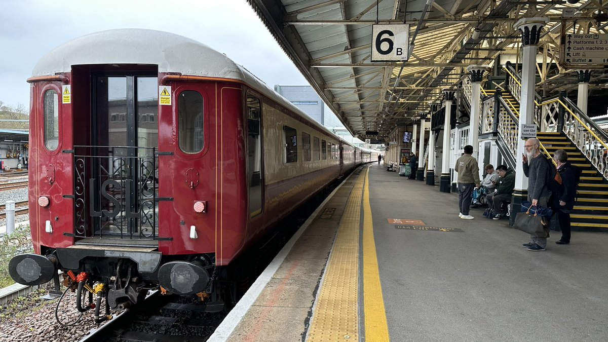 BenBroomfield_'s tweet image. The Chairman’s Train 🚂

@LocoServicesGrp #class37’s D6817 &amp;amp; D6851 haul the staff special back to London, after is jolly around Devon &amp;amp; Cornwall. 

Giving it the beans after being looked at Exeter!

#DispatchersOfTwitter #railway #railways #train #trains #ukrail #ukrailscene #LSL